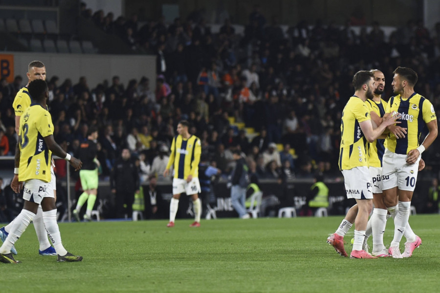 TADIĆ SE ZALETEO DA BIJE SAIGRAČA USRED UTAKMICE: Ludnica na meču Fenerbahčea! (VIDEO)