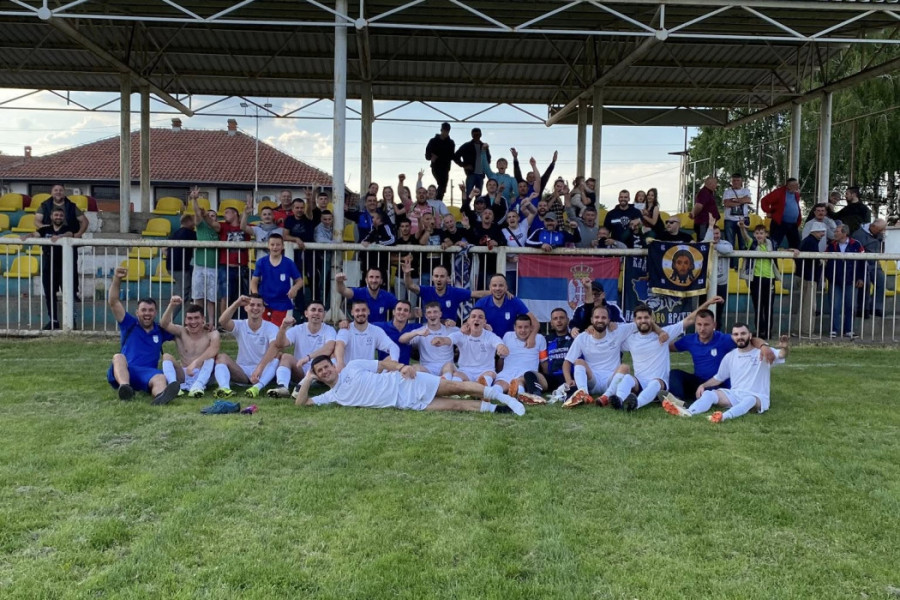 OKRUŽNA LIGA POSLE 26 GODINA: Navijači priredili spektakularan doček za fudbalere! (VIDEO)