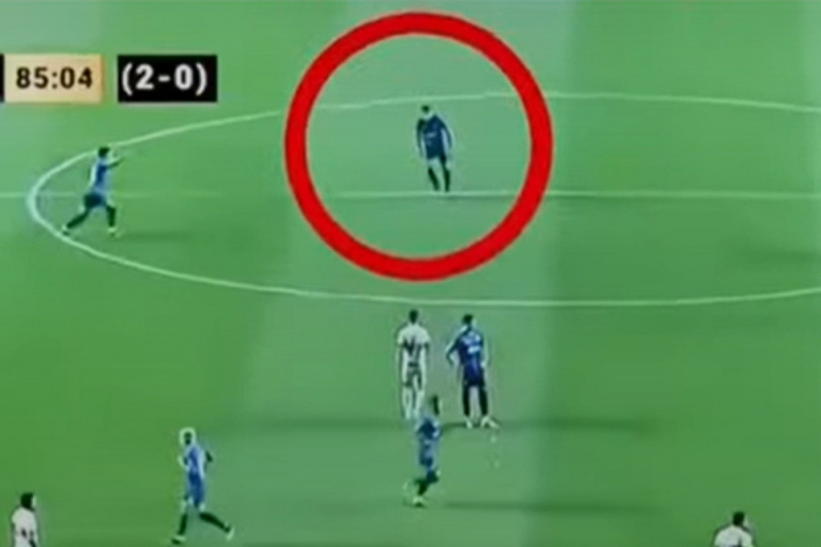 HODAO JE PO TERENU I ZATIM SE SAMO SRUŠIO: Smrt koja se desila prošle godine, a i dalje boli fudbalski svet! (UZNEMIRUJUĆI VIDEO)