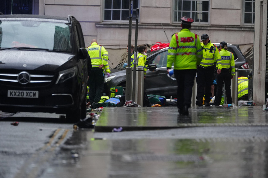 UŽAS U LIVERPULU: Trenutak kada je pomahnitali vozač počeo da gazi navijače - proslava titule se pretvorila u HOROR! (VIDEO)