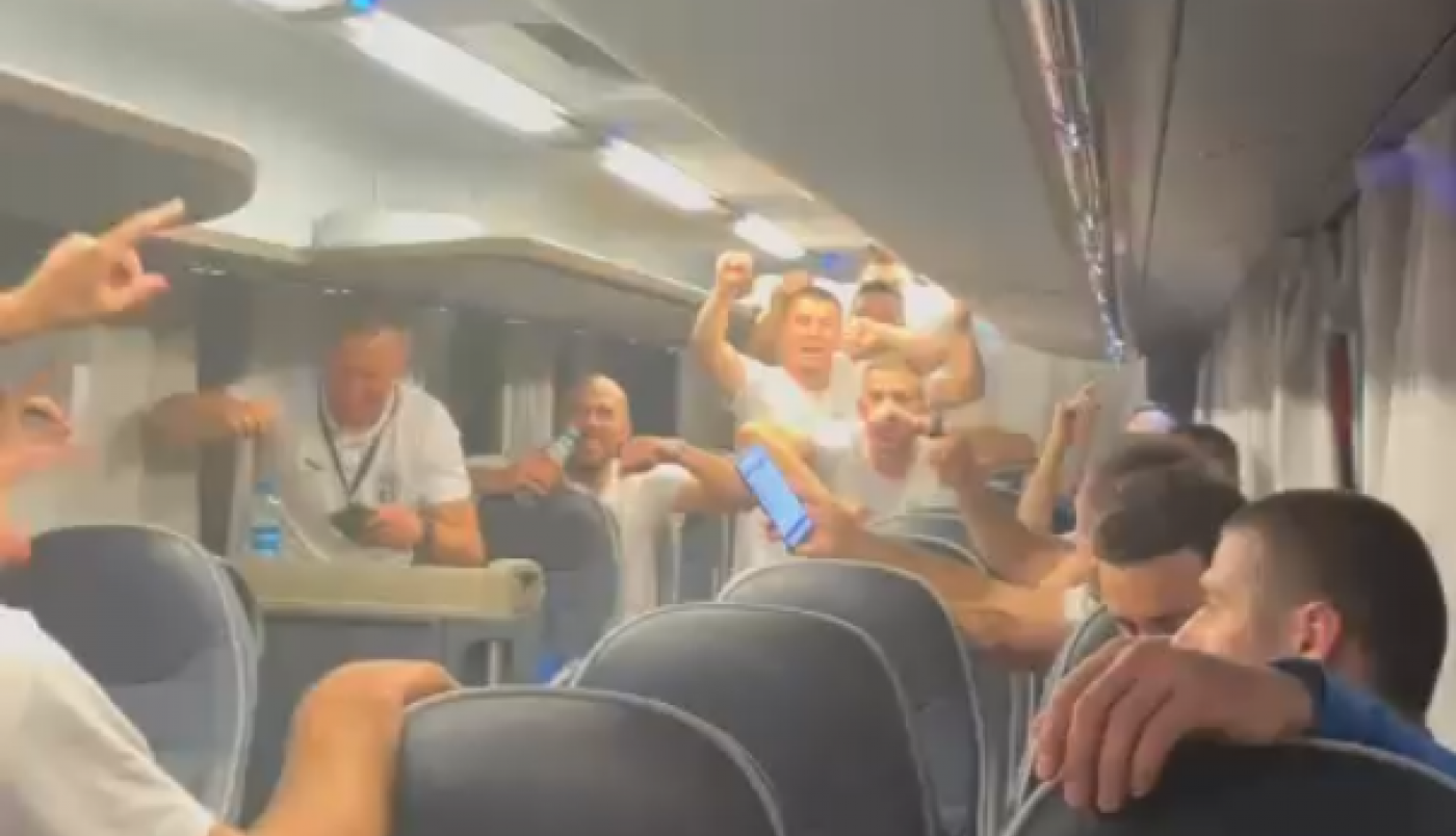 ORIO SE POZNATI HIT U AUTOBUSU: Pogledajte kako su srpski heroji slavili plasman u četvrtinale SP! (VIDEO)