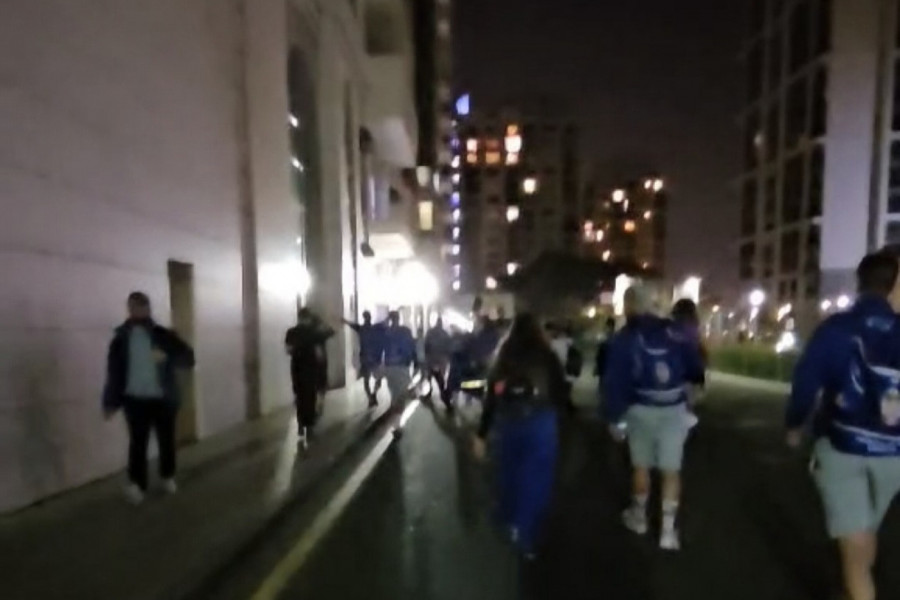 EKSKLUZIVAN SNIMAK SPORTISSIMA: Ori se pesma srpskih fudbalera u Azerbejdžanu! (VIDEO)