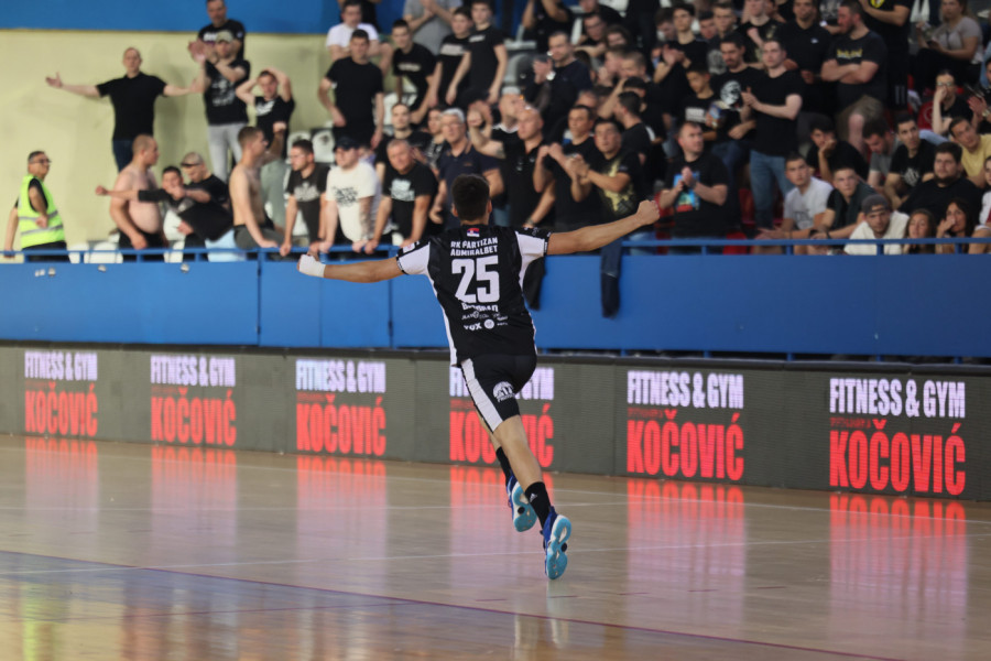 PARTIZAN ADMIRALBET PRED PRAZNIM TRIBINAMA U EVROPI! Crno-beli dobili DRAKONSKU kaznu zbog ponašanja navijača!