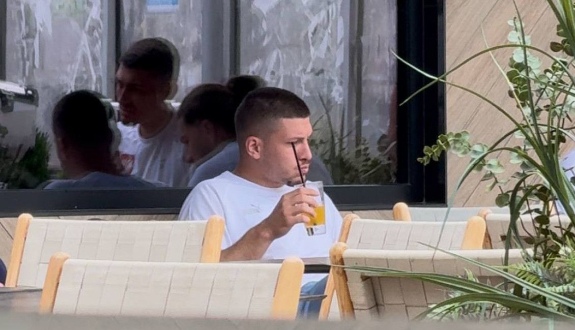 LUKA JOVIĆ JE PIO SOK, A ONDA JE PRIŠAO NAVIJAČ: Evo šta je uradio mladić i kako je fudbaler reagovao (FOTO, VIDEO)