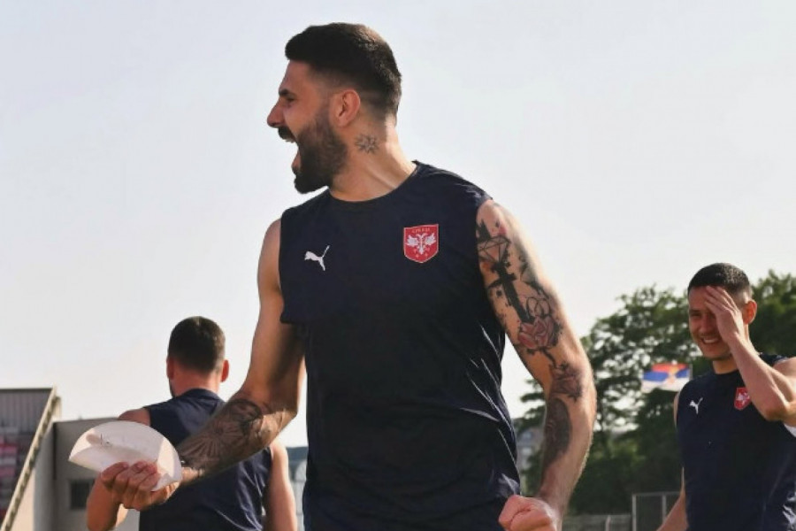 MITROVIĆ DOSPEO DO "KLUBA 100", PA UŠAO U SVEMIRSKI BROD: Bivši kolega iz Premijer lige otkrio sve! (FOTO)