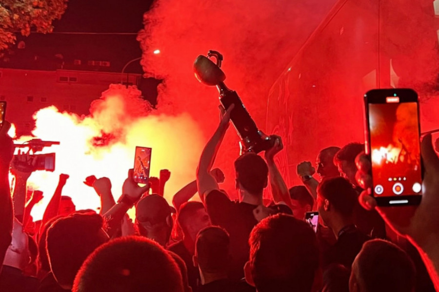 "O PARTIZANE, O ŠAMPIONE.." Ovako su Majk i Duejn ukrali ŠOU na proslavi titule, pevali na SRPSKOM, pa ODUŠEVILI SVE! (VIDEO)