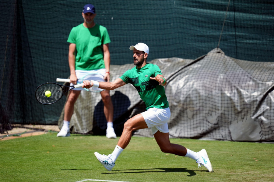NOVAK TRENIRAO PRED POČETAK VIMBLDONA: Preko mreže je bilo dobro poznato lice svim Srbima! (FOTO)