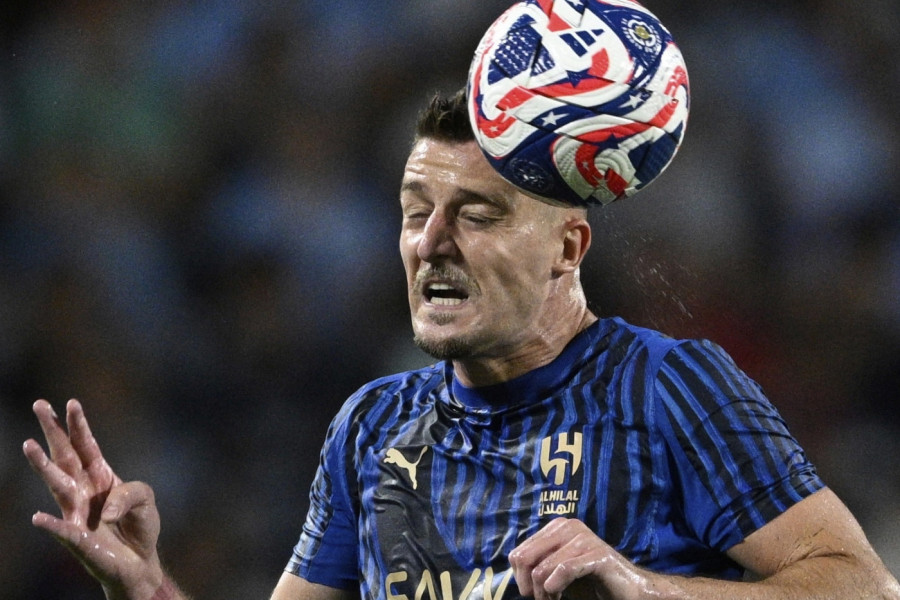 DOK VELJKO ČEKA SERGEJA: Milinković-Savić usnimljen u kopu s navijačima! (VIDEO)