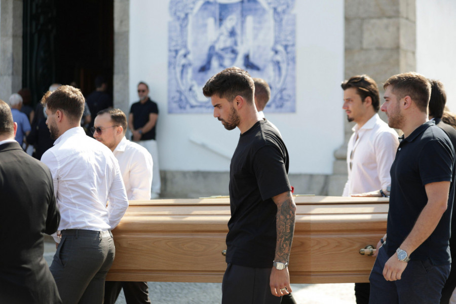 SUZA SUZU STIŽE: Sahranjena braća Diogo Žota i Andre Silva u rodnom Gondomaru