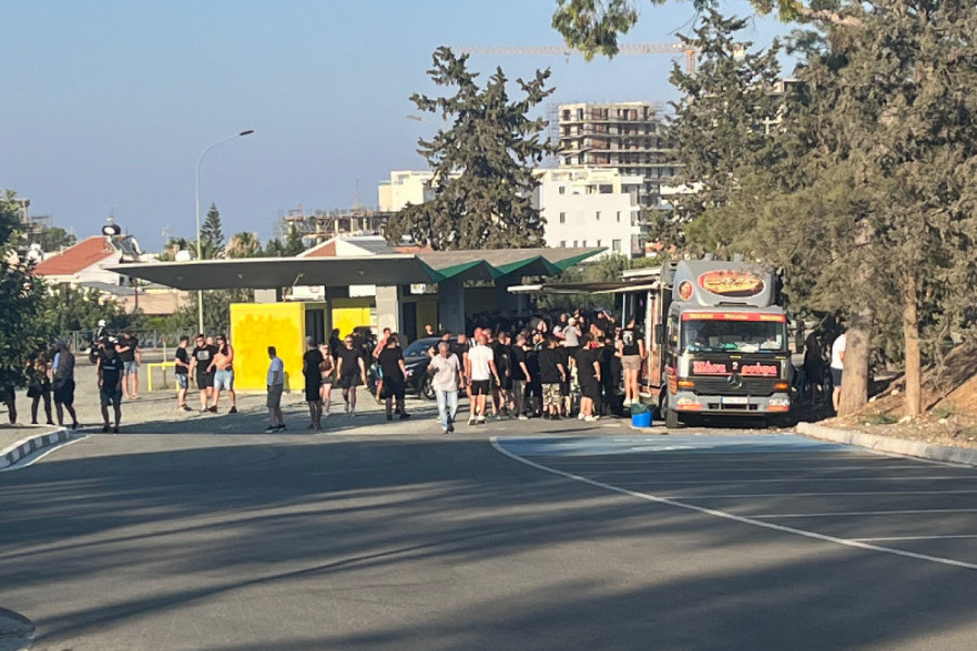 DA LI JE MOGUĆE? Neverovatne scene iz Larnake - pogledajte kako grobari stižu na stadion! (VIDEO)