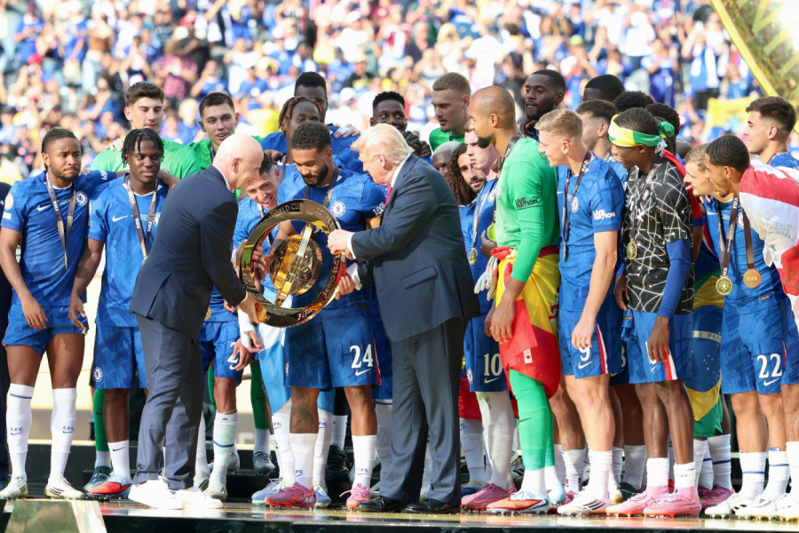 VEROVALI ILI NE: Umesto igrača Čelsija, Donald Tramp dobio original trofeja svetskog prvaka?!