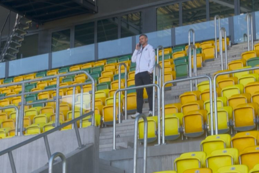 LAZOVIĆ NA TRIBINAMA U POLJSKOJ: Generalni direktor crno-belih BUDNO PRATI trening Partizana pred Oleksandriju! (VIDEO)