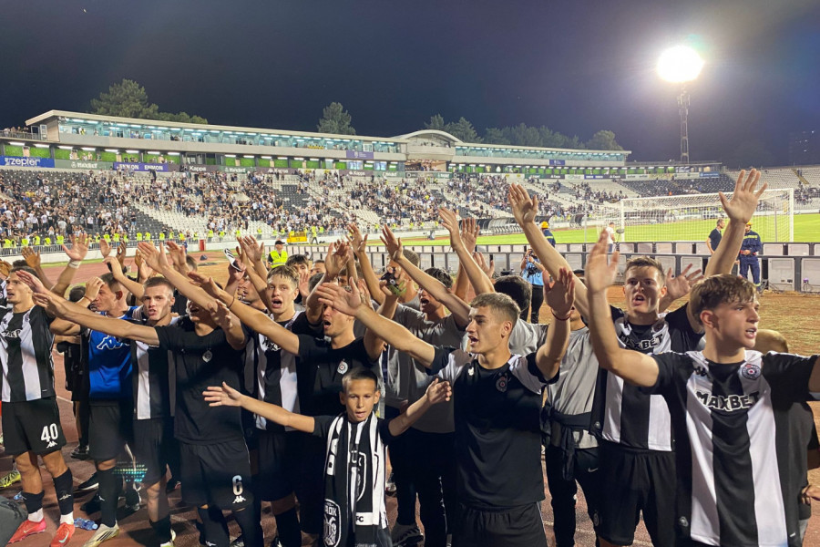 SRCE NA TERENU, RADOST NA TRIBINAMA: Ovako Partizan slavi pobedu! (FOTO, VIDEO)