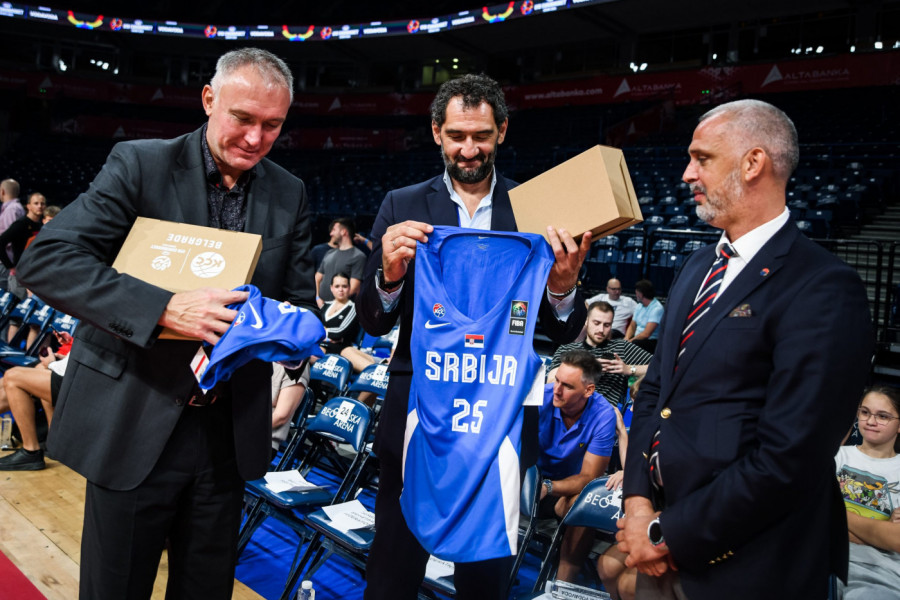 TEO POGODIO ČUVENU TROJKU PREKO NJEGA, SADA SMO MU URUČILI POKLON: Dodeljene nagrade na EP U-18, Srbin u idealnoj petorci! (FOTO)