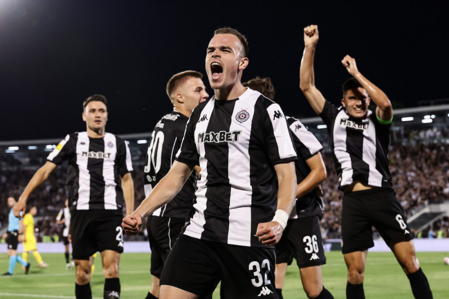 "MI NE IGRAMO ZA PARTIZAN, MI PARTIZAN ŽIVIMO!": TIHI HEROJ crno-belih klinaca - priča koja tera DA SE NAJEŽIŠ!