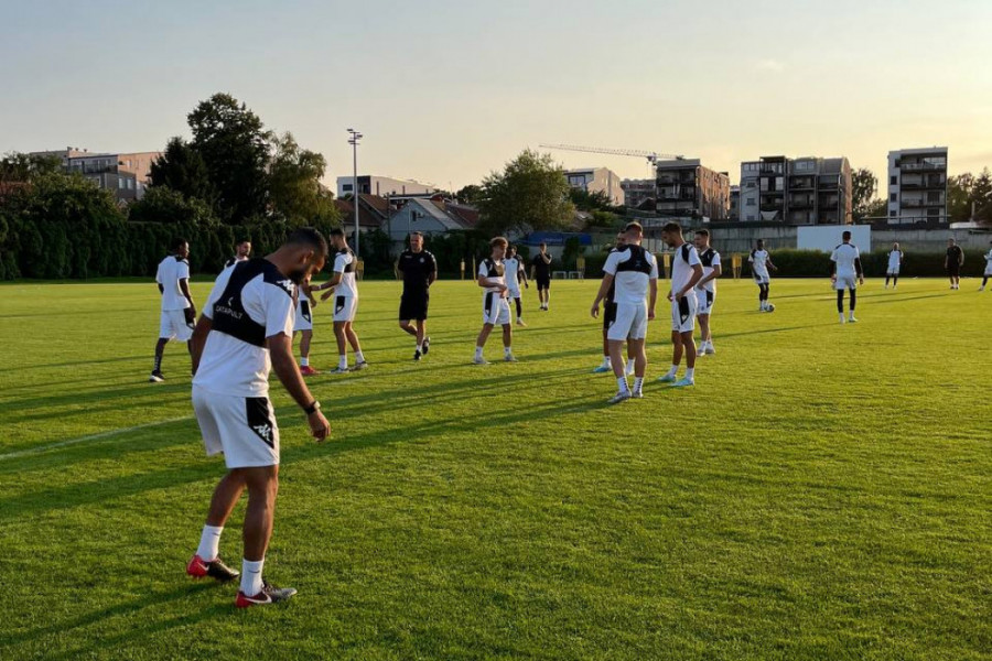 CRNO-BELI MOTIVISANI ZA SUTRAŠNJI MEČ: Pogledajte trening Partizana dan uoči utakmice sa Hibernijanom! (VIDEO)