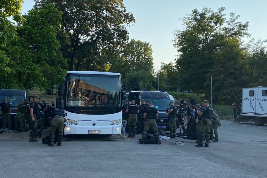 JAKE POLICIJSKE SNAGE U HUMSKOJ! Meč nije ni počeo, atmosfera već USIJANA - evo kakvo je stanje oko stadiona DVA SATA pred meč! (VIDEO)