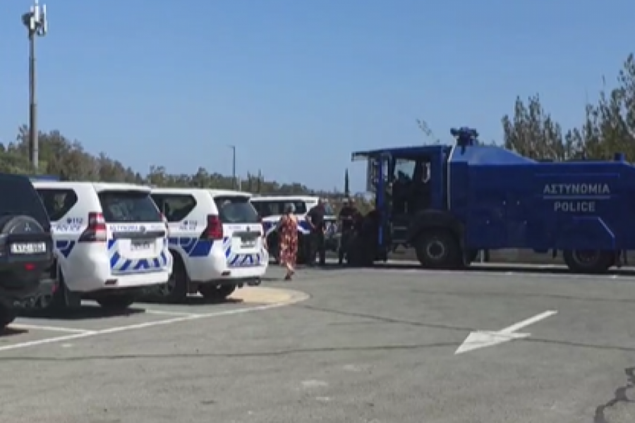 POLICIJA OKUPIRALA KIPAR ZBOG SRBIJE! Još malo do početka utakmice, a evo kakvo je stanje ispred arene "Spiros Kiprijanu" (VIDEO)