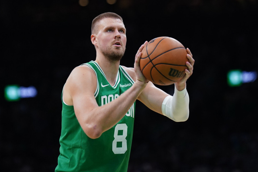 URNEBESNA IZJAVA CENTRA ATLANTE: Porzingis košarkašku loptu menja oktagonom i rukavicama!