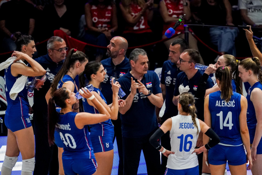 SRCEPARAJUĆE: Pogledajte suze naših odbojkašica posle poraza od Holandije - Tijana van sebe od tuge! (VIDEO)