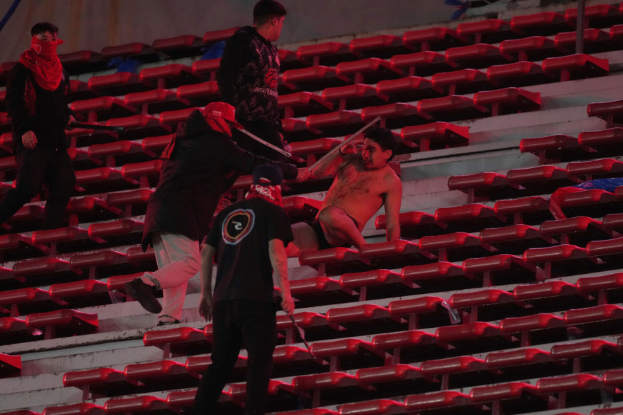IMA MRTVIH U HAOSU NA STADIONU?! Tribine su gorele, letele flaše, baklje, stolice (VIDEO, FOTO, UZNEMIRUJUĆ SADRŽAJ)