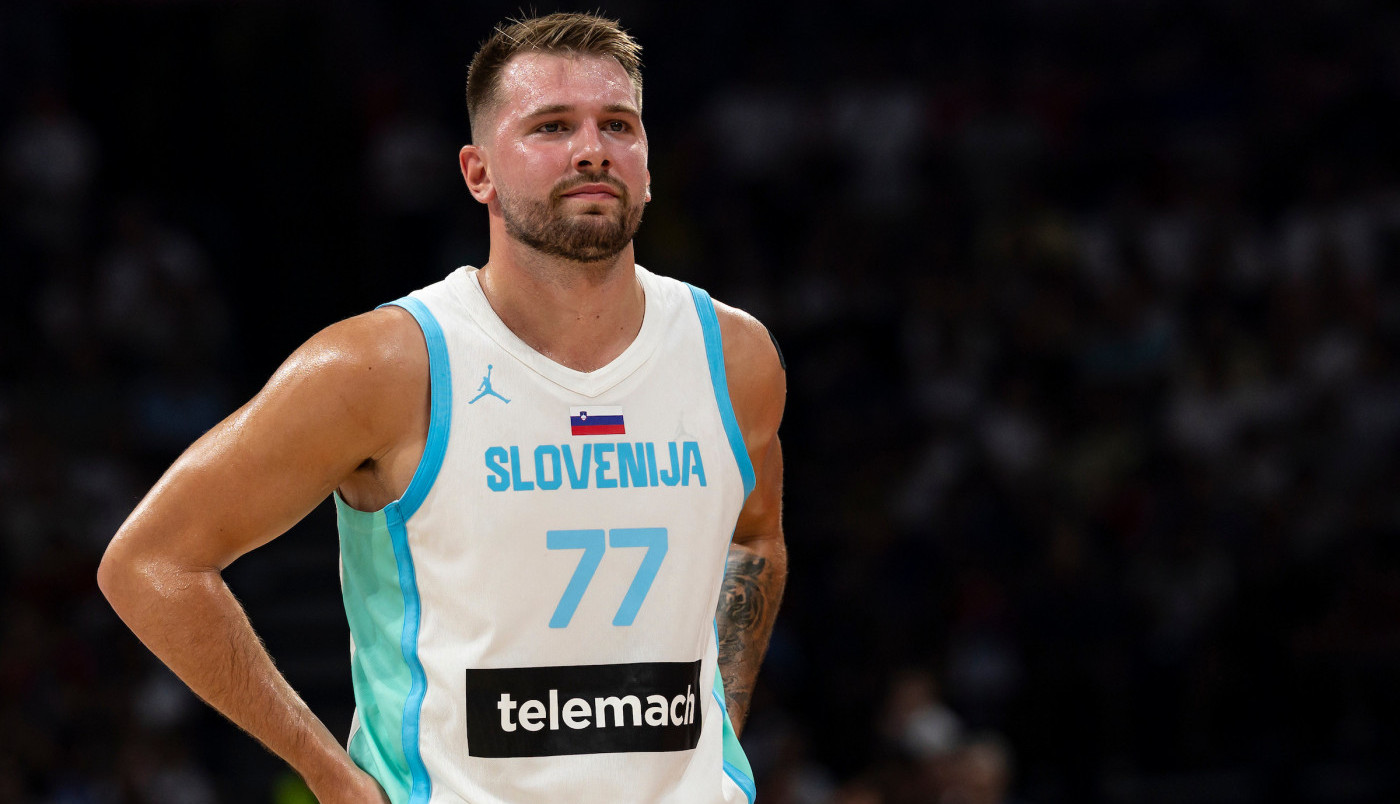 ŠOK NA STARTU MEČA: Luka Dončić napustio teren tokom himne na Evrobasketu, evo šta je bio razlog!