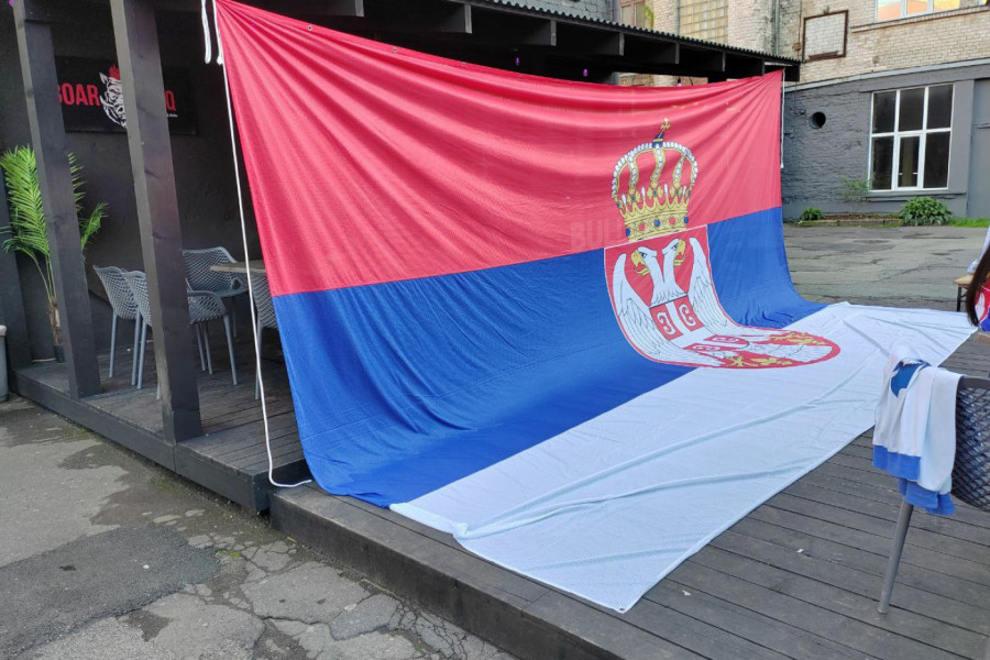 ZASTAVE I ŠAJKAČE: Srbi okupirali Rigu - letonska prestonica u crveno-plavo-belim bojama! (FOTO-GALERIJA)