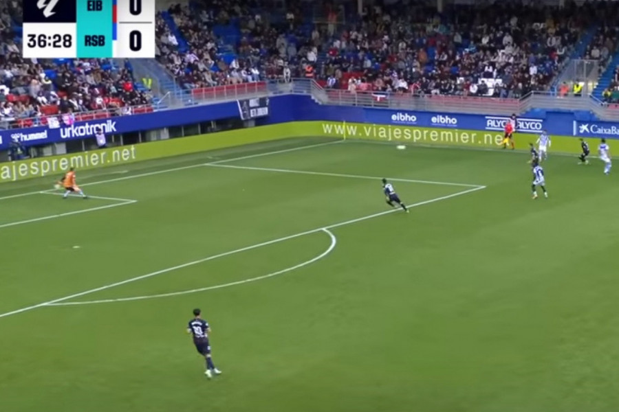 NAJSMEŠNIJI AUTOGOL U ISTORIJI FUDBALA: Ovo i da je hteo, ne bi mu uspelo iz 100 pokušaja! (VIDEO)