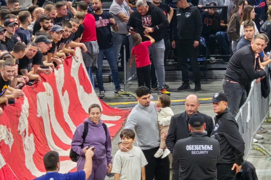 PRELEPE SCENE: Mateus brzo postao miljenik delija, A SADA SA PORODICOM ODUŠEVIO NAVIJAČE KK CRVENA ZVEZDA MERIDIANBET! (FOTO)