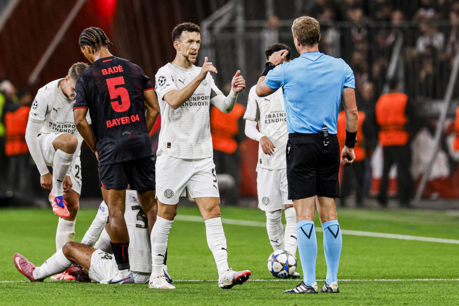 NEVEROVATNE SCENE U HOLANDIJI: Derbi kasnio zbog papirića, redari ušli u teren sa usisivačima! (VIDEO)