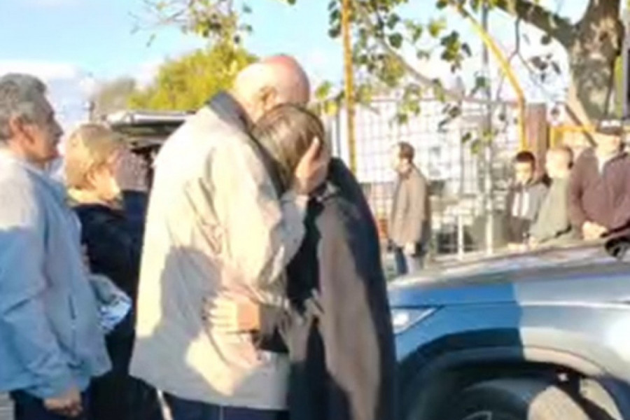 STRAŠNE SCENE: Udovica Mladena Žižovića stigla na groblje - jedva stoji od tuge! (VIDEO)