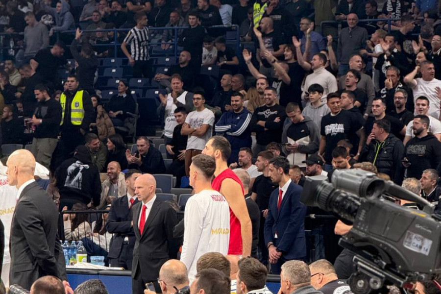 GROBARI "DOČEKALI" MIROTIĆA I NEDOVIĆA: Arena je odjekivala zvižducima najvatrenijih navijača Partizana! (VIDEO)