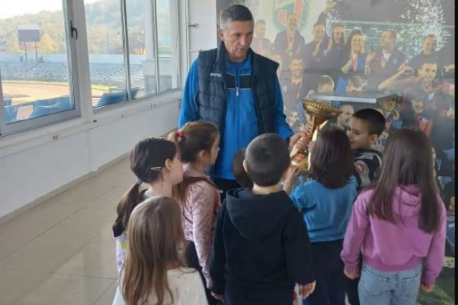 MALIŠANI IZ VRTIĆA U POSETI NEKADAŠNJEM OSVAJAČU KUPA SRBIJE: Osmesi, fudbal i budući šampioni!