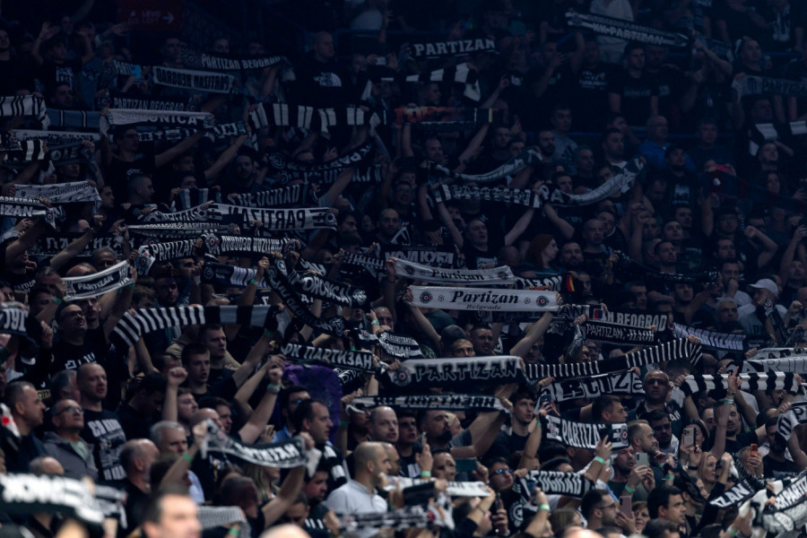 RUMUNI ODUŠEVILI SRBE! Prelepa poruka navijača Kluža na meču sa Partizanom! (VIDEO)