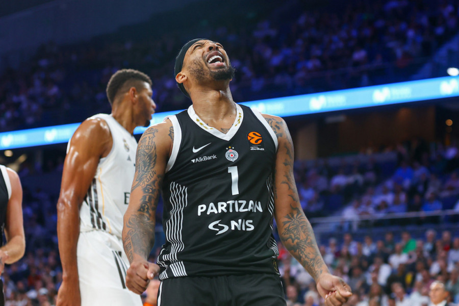 GROBARI SAČEKALI KARLIKA DŽONSA: Prelepe scene ispred Beogradske arene - miljenik oduševio navijače Partizana! (FOTO)