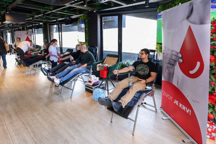 Prvotimci FK Vojvodine podržali 85. MaxBet akciju davanja krvi “Život je krv”! (FOTO-GALERIJA)