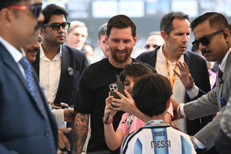 NAVIJAČI BESNI ZBOG MESIJA: Poseta Argentinskog fudbalera završila VANDALSKIM NAPADOM na stadion! (VIDEO)
