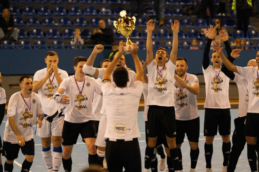 PARTIZAN JE PONOVO PODIGAO PEHAR!
