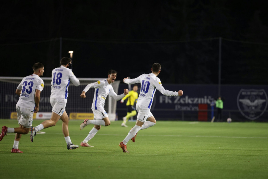 Fudbaleri Železničara plivali za Časni krst (VIDEO)