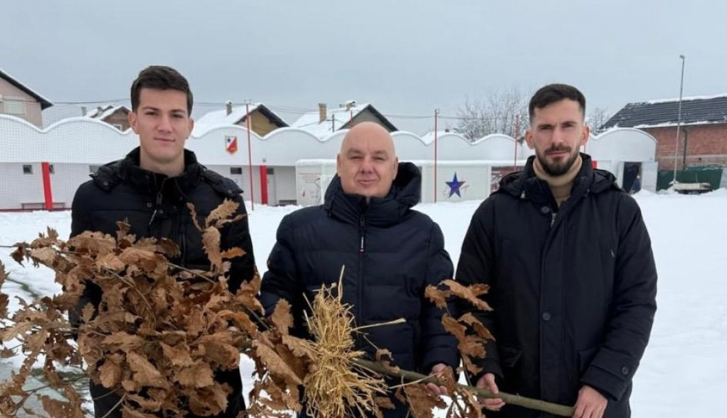 VOJVODINA ISPOŠTOVALA TRADICIJU: Dragoljub Zbiljić zajedno sa fudbalerima uneo badnjak! (FOTO)