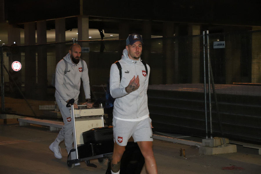 OVO JE SVIMA PROMAKLO: Evo u čemu je Sergej došao u Pazovu - na ruci nosi GARSONJERU u Beogradu! (FOTO)