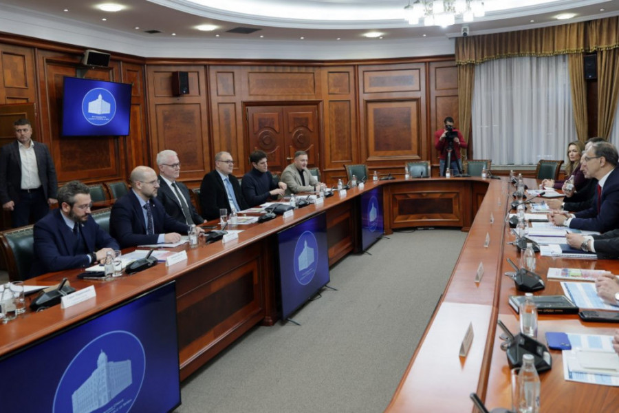 Direktor ACG Nebojša Žugić na sastanku sa premijerom Đurom Macutom o razvoju školskog sporta u Srbiji!