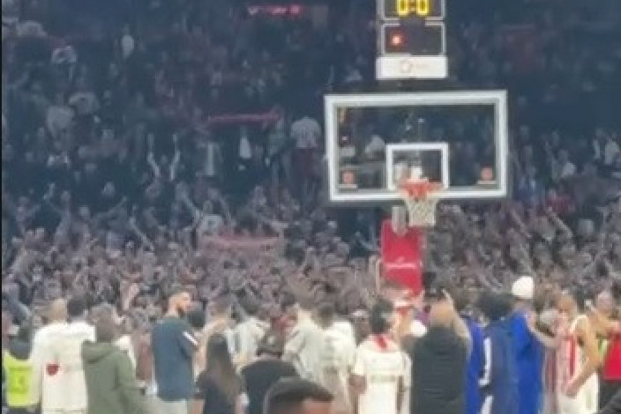 IGRAČI ZVEZDE NA RAPORTU PRED DELIJAMA: Evo šta su navijači poručili košarkašima posle poraza od Makabija (VIDEO)