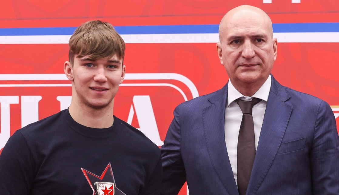 ZASLUŽENO: Vasilije Kostov primio nagradu na 81. rođendanu Crvene zvezde