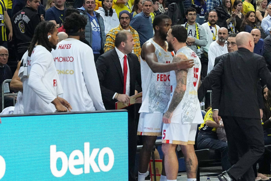 INCIDENT! Majk Džejms fizički nasrnuo na saigrača - CELA EKIPA MORALA DA REAGUJE (VIDEO)