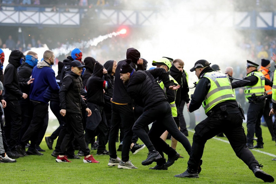 HAOS POSLE OLD FIRM DERBIJA: Navijači uleteli u teren - počela opšta makljaža! (VIDEO)