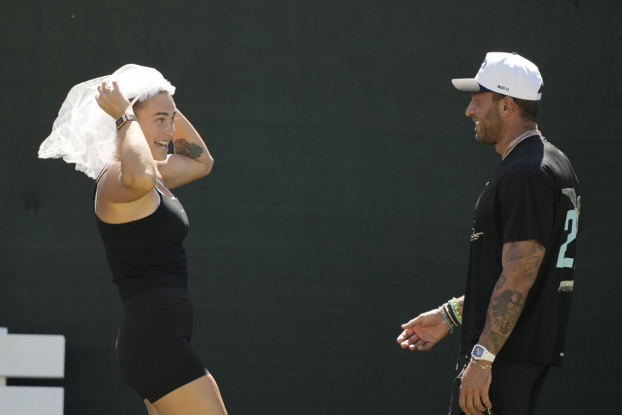 ŠOU PRVE TENISERKE SVETA: Sabalenka sa velom na glavi nasred terena! (FOTO)