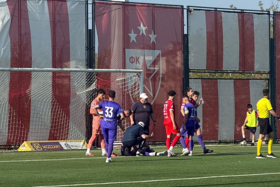 TEŠKE SCENE: Gudelj dobio udarac u glavu - samo se srušio!