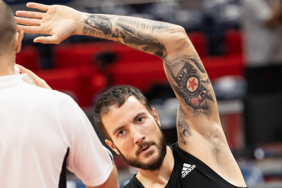 ŽO LOVERNJ JE GROBAR DO KOSKE: Pogledajte u čemu je došao na derbi (FOTO)