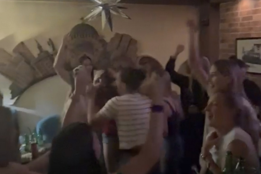 CRVENO-BELE U TRANSU: Šampionsko slavlje uz dobro poznate stihove! (VIDEO)